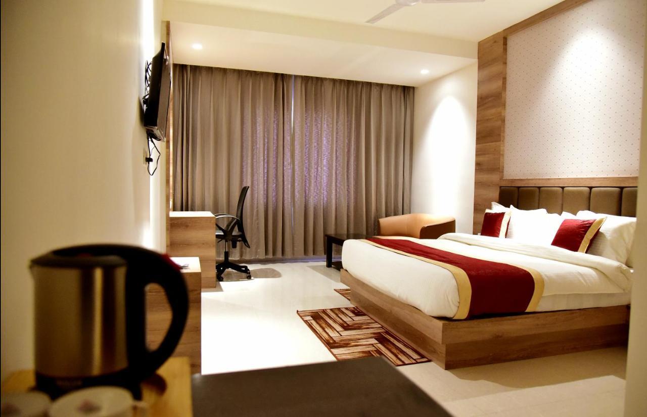 Hotel Crystal Grand Халдвані Екстер'єр фото