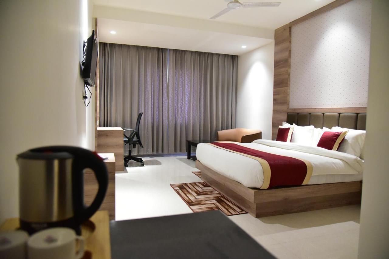 Hotel Crystal Grand Халдвані Екстер'єр фото