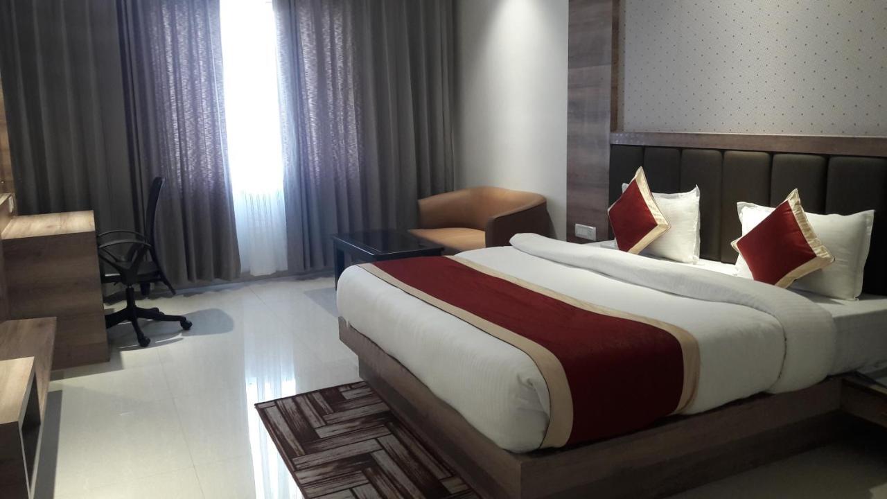 Hotel Crystal Grand Халдвані Екстер'єр фото