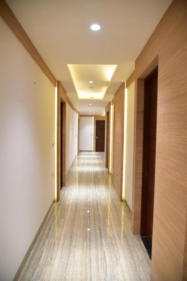 Hotel Crystal Grand Халдвані Екстер'єр фото