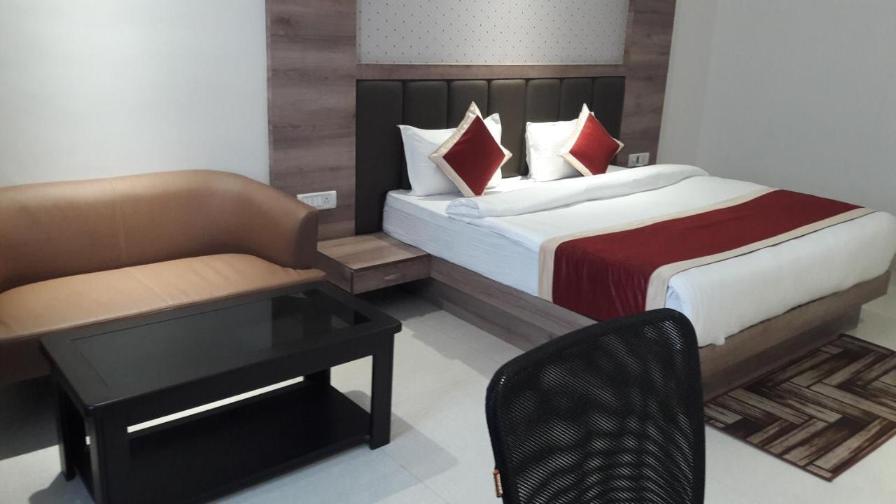 Hotel Crystal Grand Халдвані Екстер'єр фото