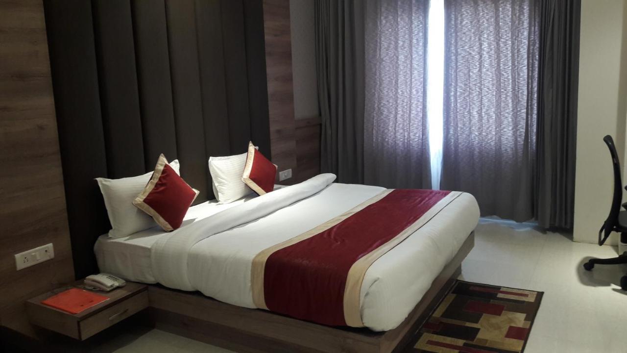 Hotel Crystal Grand Халдвані Екстер'єр фото